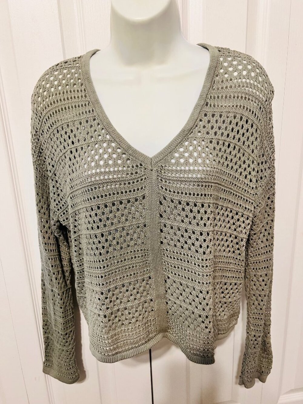 Moon & Madison-Women's Crocheted Cut Out Cropped Long Sleeve V Neck-Light Sage
